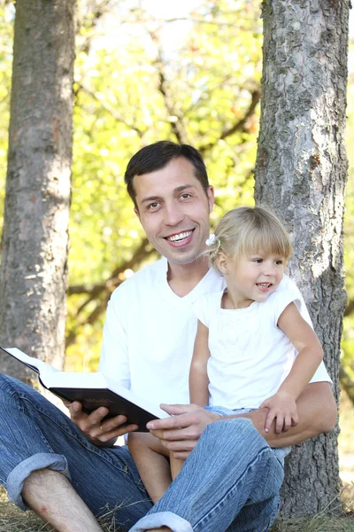 Babasının küçük kızı ile İncil okur — Stok fotoğraf