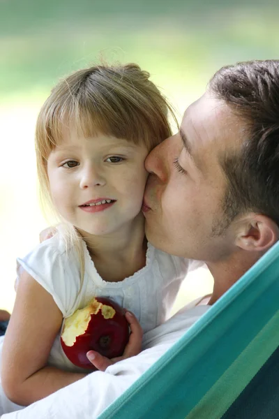 Padre con la sua piccola figlia su un'amaca — Foto Stock