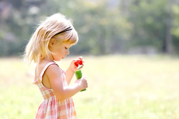 Petite fille avec bulles de savon — Photo