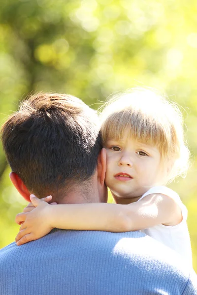 Vater mit seiner kleinen Tochter über die Natur — Stockfoto