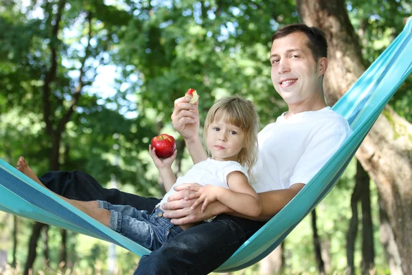 Padre con la sua piccola figlia su un'amaca — Foto Stock