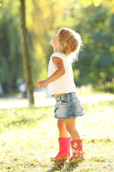 Bella bambina sulla natura — Foto Stock