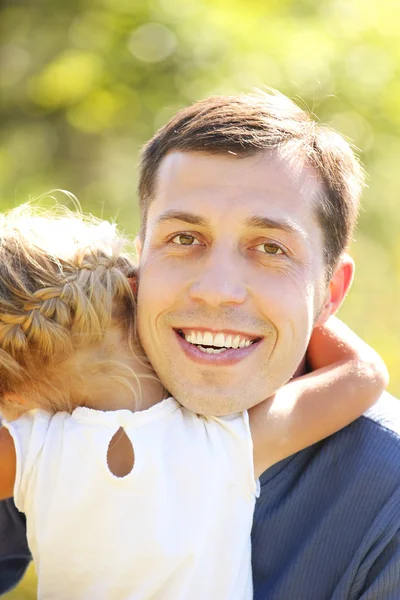 Vater mit seiner kleinen Tochter über die Natur — Stockfoto