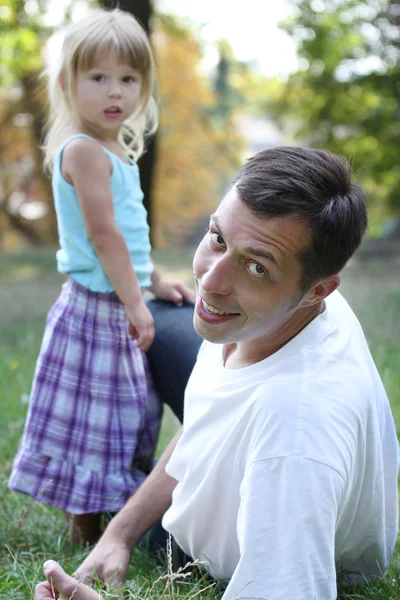 Giovane padre con la sua piccola figlia — Foto Stock