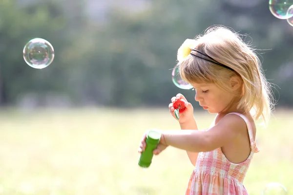 Liten flicka med såpbubblor — Stockfoto