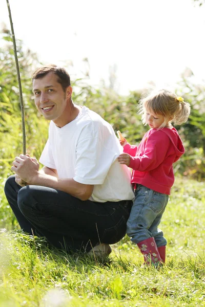 Papà e figlioletta vicino a un lago — Foto Stock