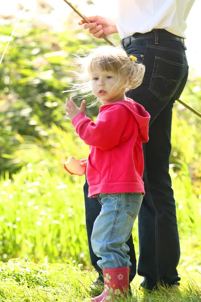 Dad and little daughter near a lake — Stock Photo, Image