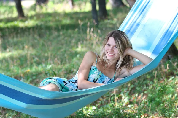 Jonge vrouw in een hangmat — Stockfoto