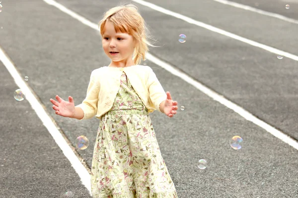 Bambina con bolle di sapone — Foto Stock