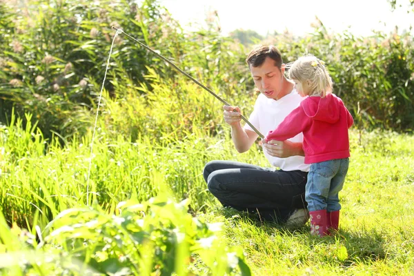 Papà e figlioletta vicino a un lago — Foto Stock