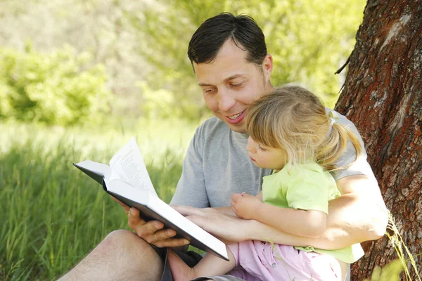 Vader met zijn dochtertje leest de Bijbel — Stockfoto