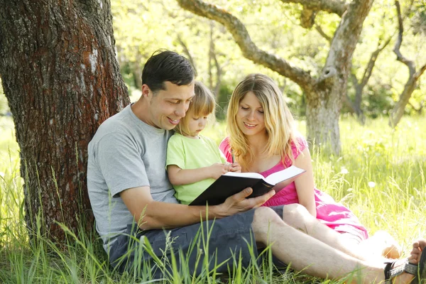 Giovane famiglia che legge la Bibbia — Foto Stock