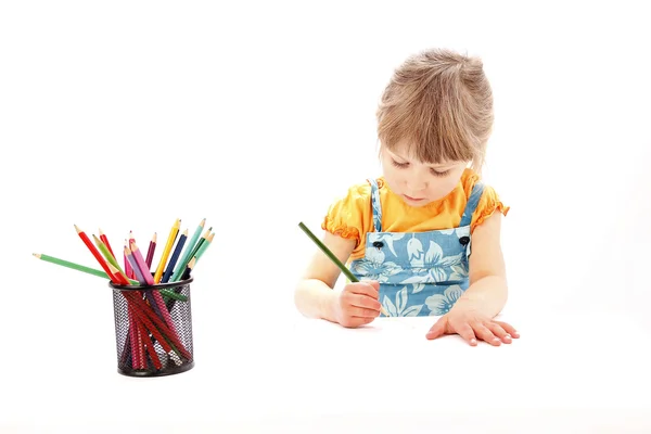 Mooi meisje tekenen met potloden — Stockfoto