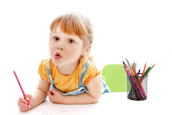Mooi meisje tekenen met potloden — Stockfoto