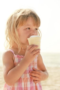 Çocuk deniz dondurma ile