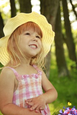 niteliğine şapkalı güzel küçük kız