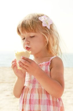 Çocuk deniz dondurma ile