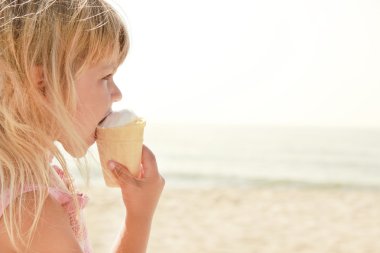 Çocuk deniz dondurma ile