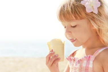 Çocuk deniz dondurma ile