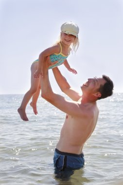 Baba ve kızı sahilde