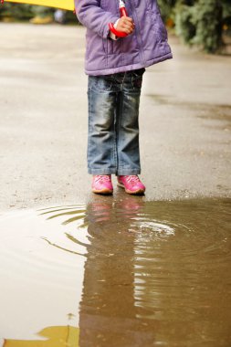 güzel küçük kız şemsiye ile