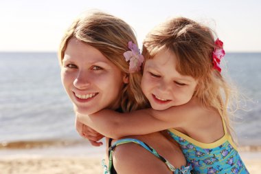 Anne ve küçük kızı sahilde