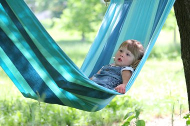 küçük kız bir hamak