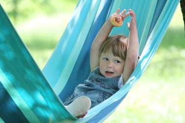 küçük kız bir hamak