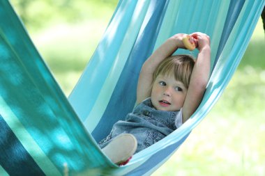 küçük kız bir hamak