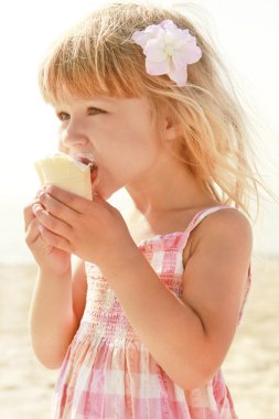 Çocuk deniz dondurma ile