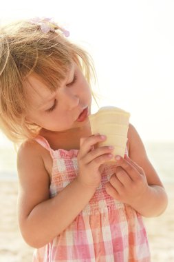 Çocuk deniz dondurma ile