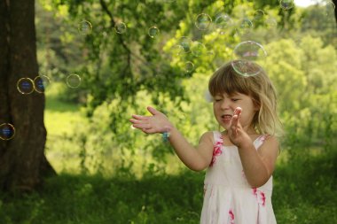 sabun köpüğü ile küçük kız