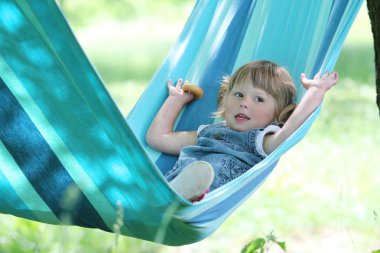 küçük kız bir hamak