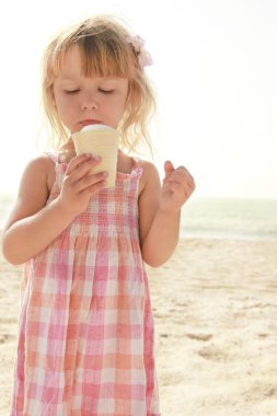 Çocuk deniz dondurma ile