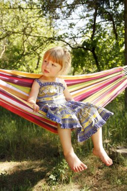 küçük kız bir hamak