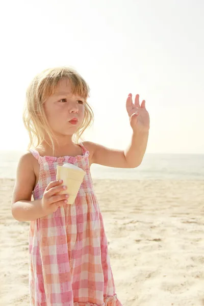 Kind met consumptie-ijs op de zee — Stockfoto