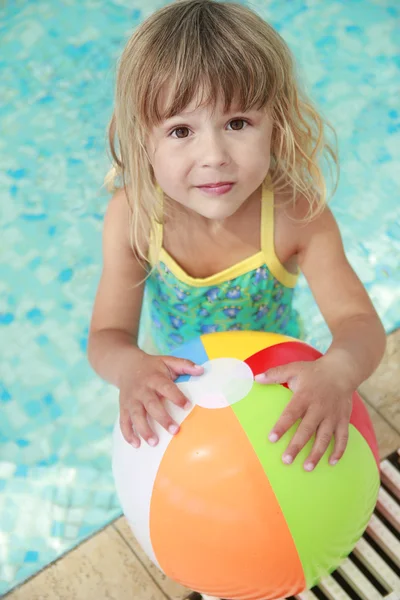 Klein meisje in het zwembad water — Stockfoto