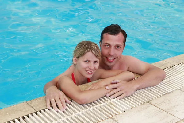 Pareja amorosa en la piscina de agua — Foto de Stock