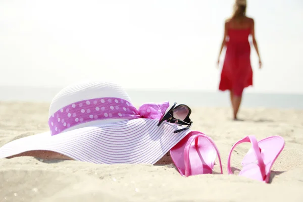 Girl with slippers on a beach — Stock Photo, Image