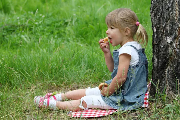 Menina bonita na natureza — Fotografia de Stock