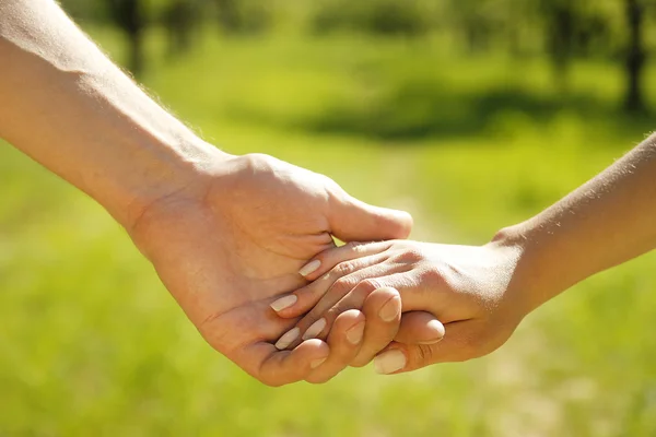 Twee paar handen in liefde — Stockfoto