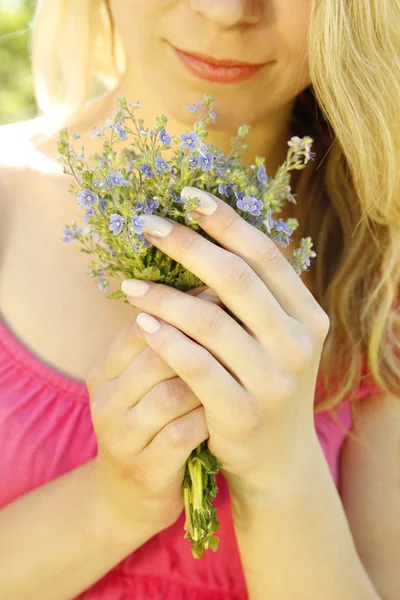 Dziewczyna z bukietem kwiatów w przyrodzie — Zdjęcie stockowe