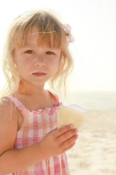 Kind met consumptie-ijs op de zee — Stockfoto