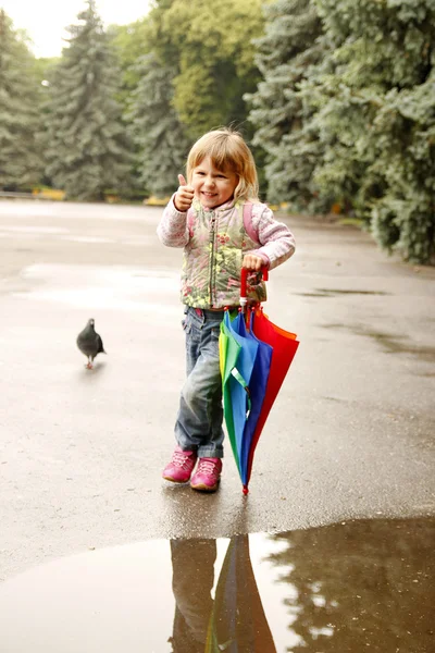 Belle petite fille avec un parapluie — Photo