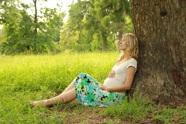 Unga gravid kvinna på naturen — Stockfoto