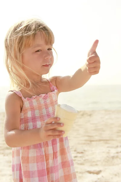 海の上のアイスクリームを持つ子供 — ストック写真