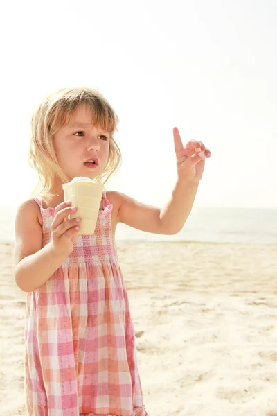 Criança com sorvete no mar — Fotografia de Stock