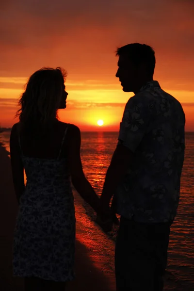 Silhouet van een verliefde paar bij zonsondergang — Stockfoto