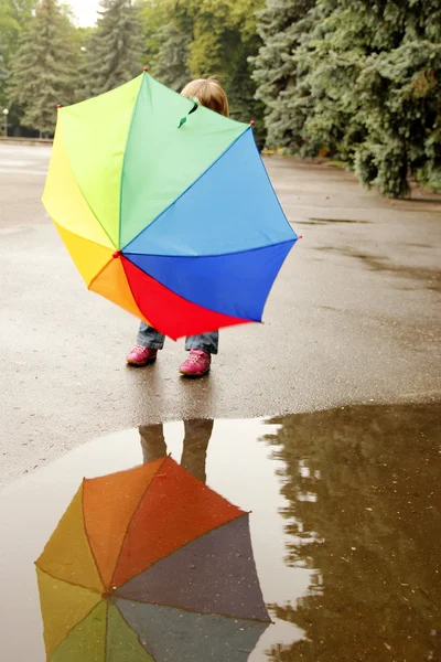 Vacker liten flicka med ett paraply — Stockfoto