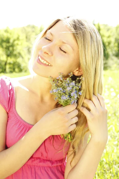 Dziewczyna z bukietem kwiatów w przyrodzie — Zdjęcie stockowe